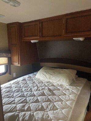 1 bedroom, bed sheets