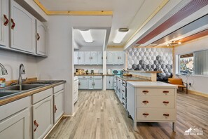 Fridge, microwave, oven, stovetop - Hatcher Pass Castle|All Inclusive|Mountain View (Willow)