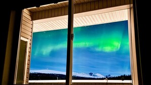 A window with a view of a snowy landscape and a clear sky. - Hatcher Pass Castle|All Inclusive|Mountain View (Willow)