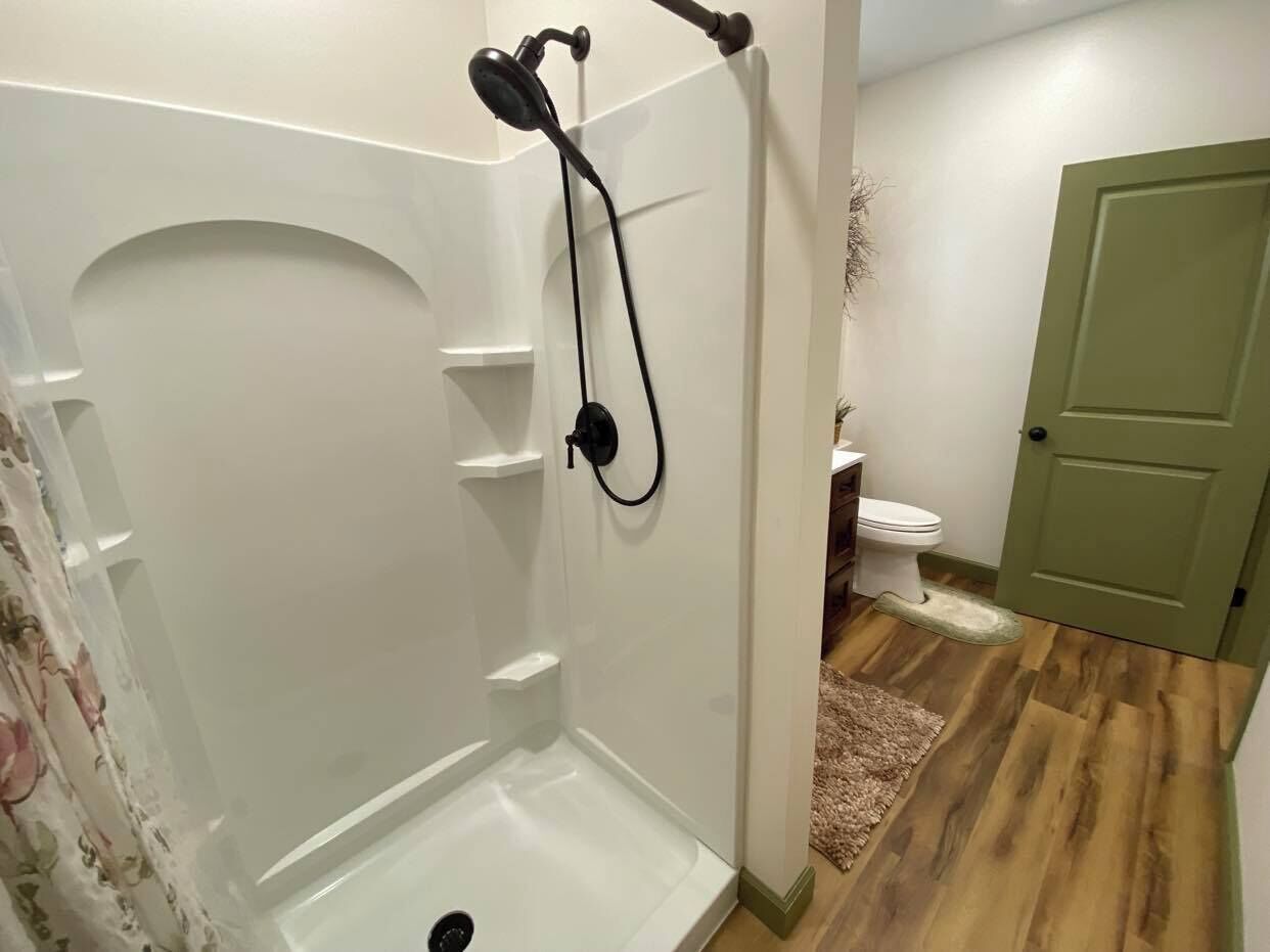 Een douche, een haardroger, handdoeken, zeep