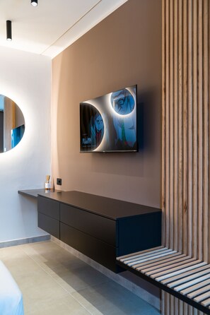 Exclusive Room | Living area | 42-inch Smart TV with digital channels, Netflix, pay films - LA PERGOLA SUITES (Villafranca di Verona)