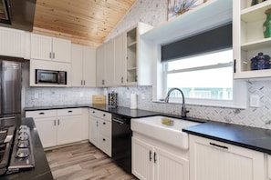 House, Multiple Beds, Balcony, Garden View (Sandollar Breeze) | Private kitchen | Fridge, microwave, oven, stovetop
