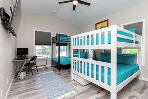 Hus - flera sängar - balkong - utsikt mot trädgården (Sandollar Breeze) | 3 sovrum, individuell inredning, unika möbler och gratis wi-fi