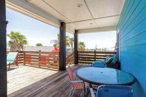 Hus - flera sängar - balkong - utsikt mot trädgården (Sandollar Breeze) | Restaurang utomhus