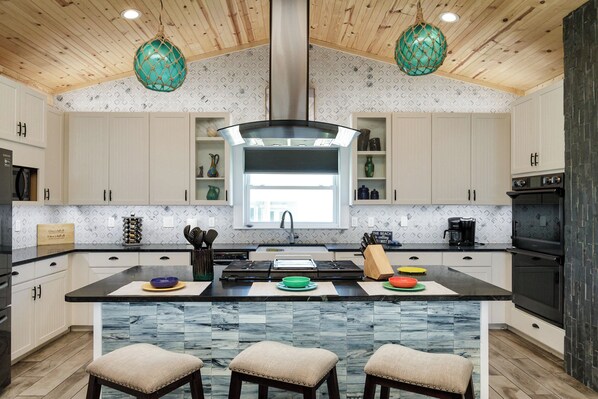 Casa, varias camas, balcón, vista al jardín (Sandollar Breeze) | Cocina privada | Refrigerador, microondas, horno y parrilla de estufa 