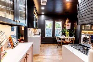 Réfrigérateur, four à micro-ondes, un four, surface de cuisson