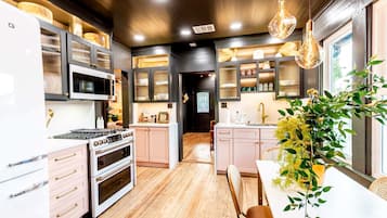 Casa, letti multipli, patio, vista giardino (River Mill Haus) | Cucina privata | Frigorifero, microonde, forno, piano cottura