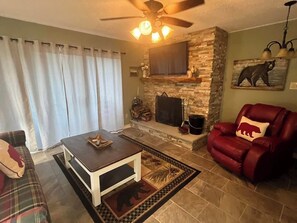 Smart TV, fireplace - Moutain Top Condo close to Pigeon Forge Gatlinburg & National Park. Pet Friendly (Sevierville)