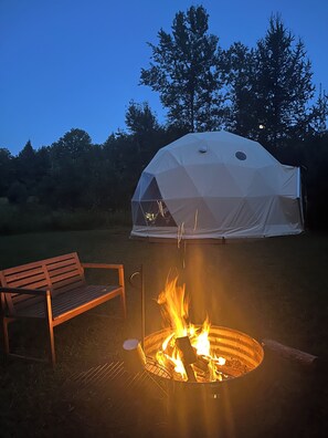 Property grounds - Dome w/movie projector+Wi-Fi+remote beach access (Stephenson)