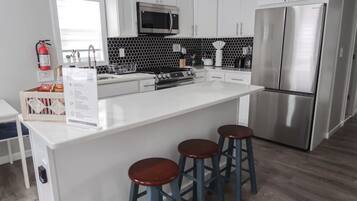 冷蔵庫、電子レンジ、オーブン、食器洗い機