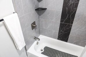 Hair dryer - 3Bed 2Bath Apt Near NYC + Parking & Laundry (Irvington)