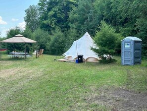Outdoor dining - U.P. Glamping Getaway (Stephenson)