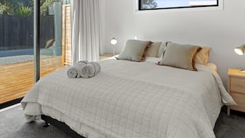 3 bedrooms, iron/ironing board, WiFi, bed sheets