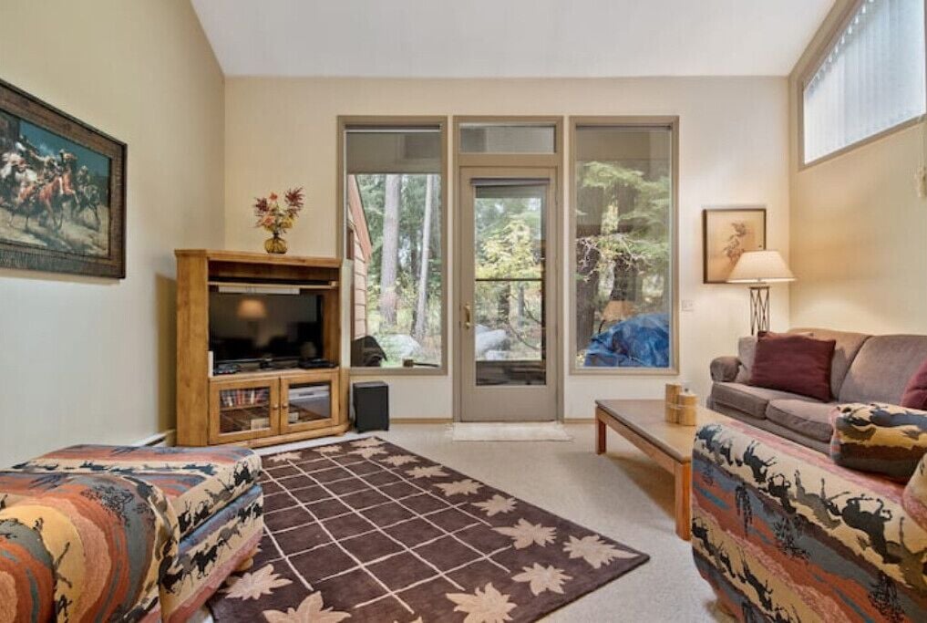 Perfect location, spacious condo w/ many amenities<br>