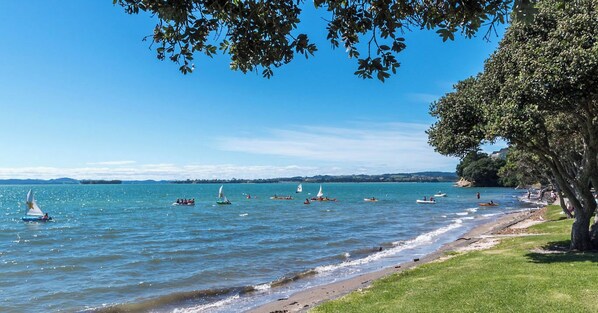 Beach nearby - Steps to the Clouds · Cloud Loft Family Suite· Independent Access & Kitchen (Auckland)