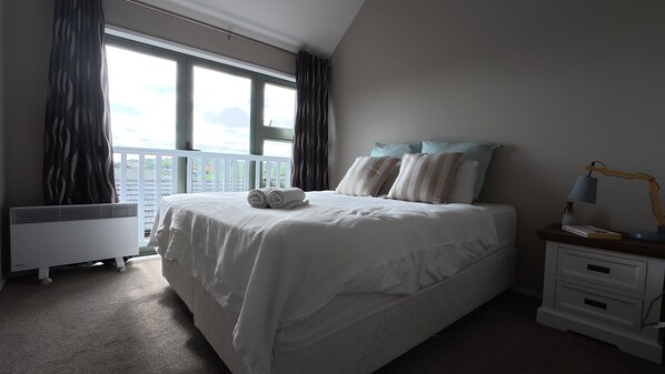 2 bedrooms, desk, free WiFi, bed sheets - Steps to the Clouds · Cloud Loft Family Suite· Independent Access & Kitchen (Auckland)