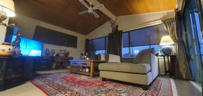 Smart TV - Steps to the Clouds · Cloud Loft Family Suite· Independent Access & Kitchen (Auckland)
