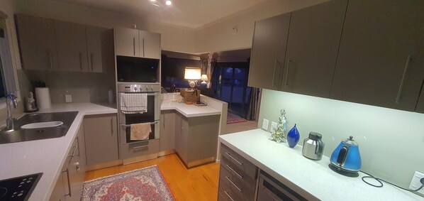 Fridge, microwave, oven, stovetop - Steps to the Clouds · Cloud Loft Family Suite· Independent Access & Kitchen (Auckland)