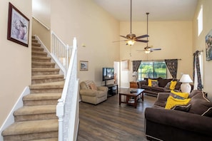 House, Multiple Beds, Pool Access, Pool View (Santa Cruz Retreat) | Living area