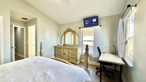 3 bedrooms, individually decorated, individually furnished, bed sheets - Santa Cruz Retreat (Davenport)