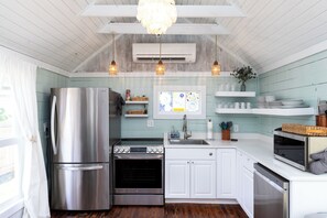 Private kitchen - Sunkissed Cottage (Port Aransas)