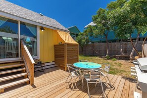 Outdoor dining - Sunkissed Cottage (Port Aransas)