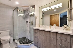 Shower, hair dryer, towels, soap - Perfect  Sundance Film location just 3 minute walk to Main St on quiet side st. (Park City)