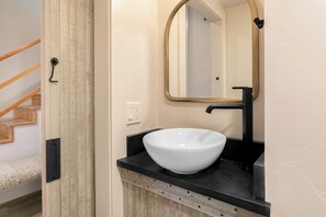 Combined shower/bathtub, hair dryer, towels - G&B Haus | 4/2.5 | Grill, Fire-Pit, Full Kitchen (Fredericksburg)