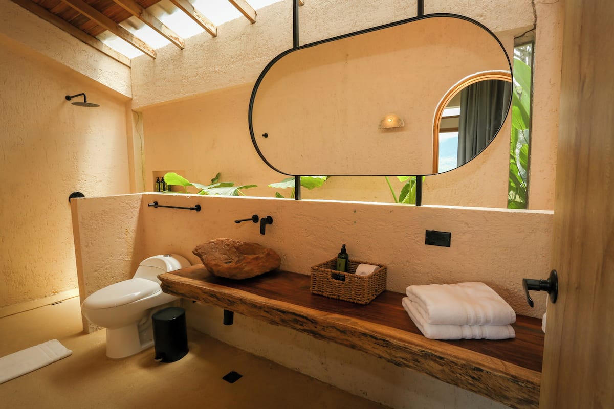 Combined shower/bathtub, towels