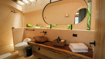 Combined shower/bathtub, towels