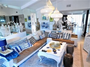 獨棟房屋, 多張床, 可使用泳池, 泳池景觀 (The Desert Pearl) | 起居區 | 50-吋平面電視、數位頻道、壁爐