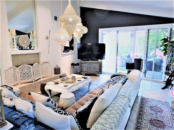 獨棟房屋, 多張床, 可使用泳池, 泳池景觀 (The Desert Pearl) | 起居區 | 50-吋平面電視、數位頻道、壁爐