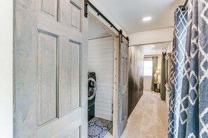 Interior - Sprawling Texas Ranch House minutes from W7th, Stockyards and Dickies Arena (River Oaks)