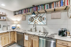 Interior - Sprawling Texas Ranch House minutes from W7th, Stockyards and Dickies Arena (River Oaks)