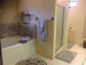 Hair dryer, towels, soap, shampoo - Spectacular Sedona Red Rock Views from Every Bedroom (Sedona)