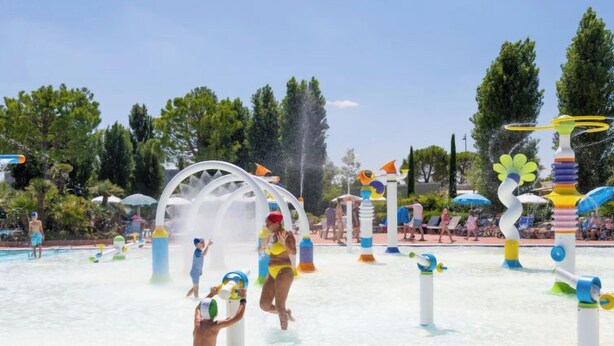 Ein Wasserpark mit verschiedenen Spielbereichen und einem Pool.