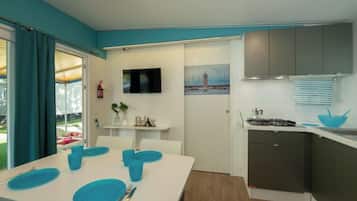 Kühlschrank, Mikrowelle, Kochgeschirr/Geschirr/Besteck, Esstisch