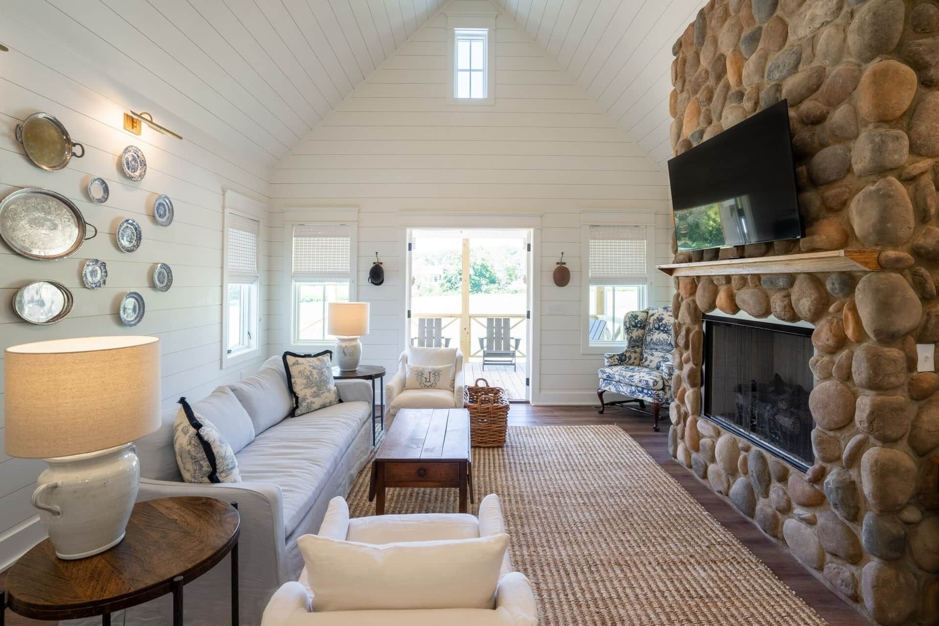 Smart TV, fireplace, stereo