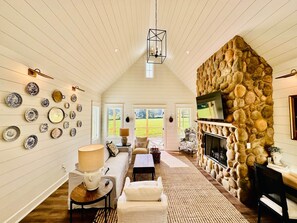 Smart TV, chimenea y estéreo 