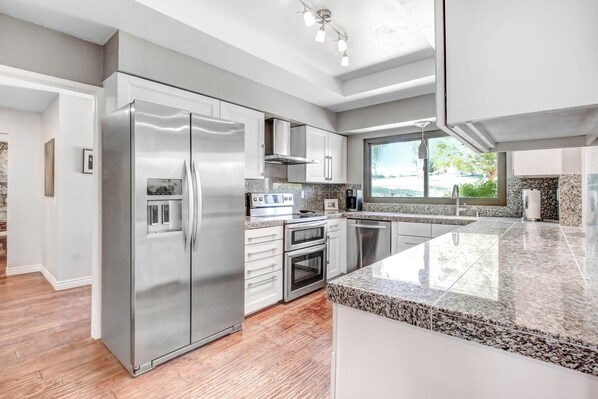 Fridge, microwave, oven, stovetop - Fully furnished turnkey home located in gated Bermuda Dunes Country Club. (Bermuda Dunes)