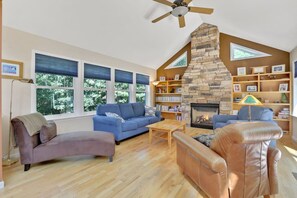 TV, fireplace