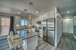 Réfrigérateur, four à micro-ondes, un four, surface de cuisson