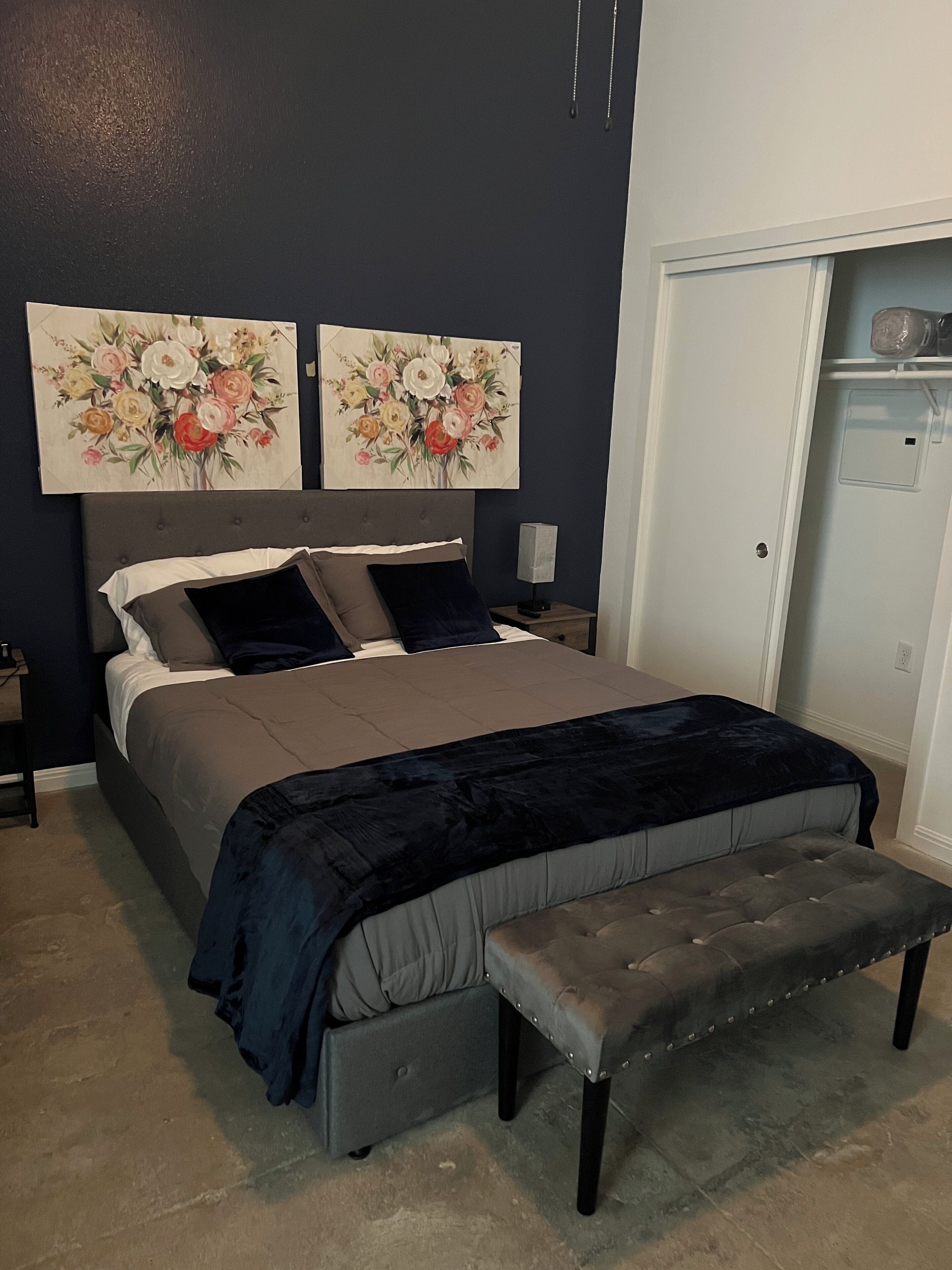 1 chambre, bureau, fer et planche à repasser, lit parapluie