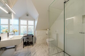 Classic Cottage | Bathroom | Shower, designer toiletries, hair dryer, heated floors - Honeysuckle Barn & Garden (Kyneton)