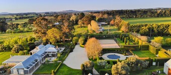 Honeysuckle Barn & Garden