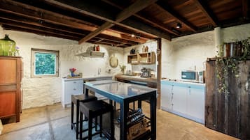 Cottage phong cách cổ điển | Bếp riêng | Tủ lạnh, lò vi sóng, lò nướng, bếp nấu