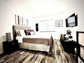 1 bedroom, iron/ironing board, WiFi, bed sheets - Attractive Large One Bedroom near Shops  (Los Angeles)