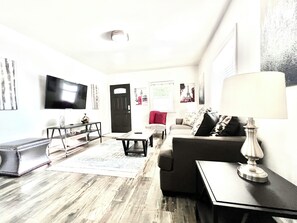 TV - Attractive Large One Bedroom near Shops  (Los Angeles)