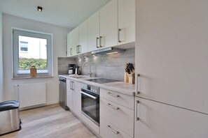 Geladeira, fogão, cooktop, lava-louças