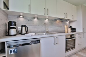 Een koelkast, een oven, een kookplaat, een vaatwasser